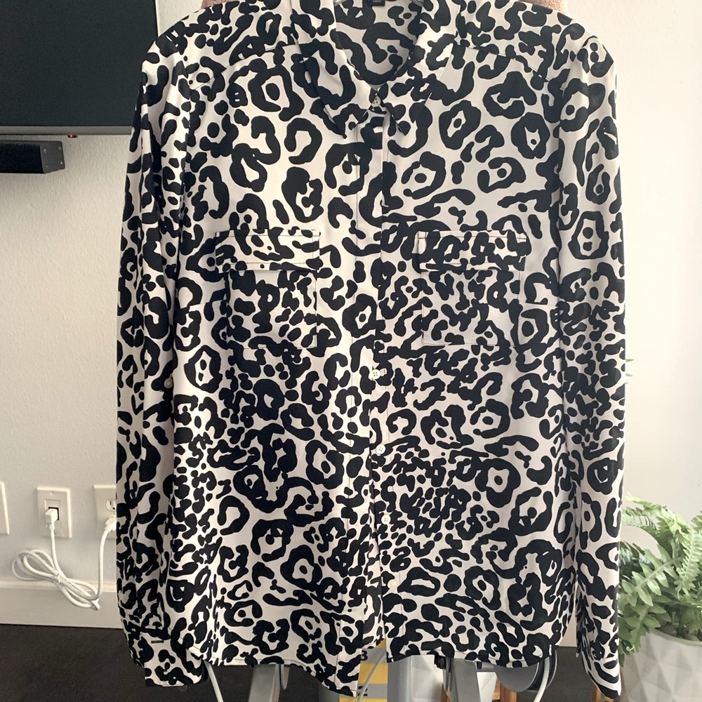 ANN TAYLOR Long Sleeve button down blouse with pockets